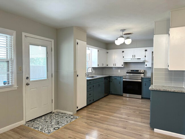 Building Photo - 2009 43rd St