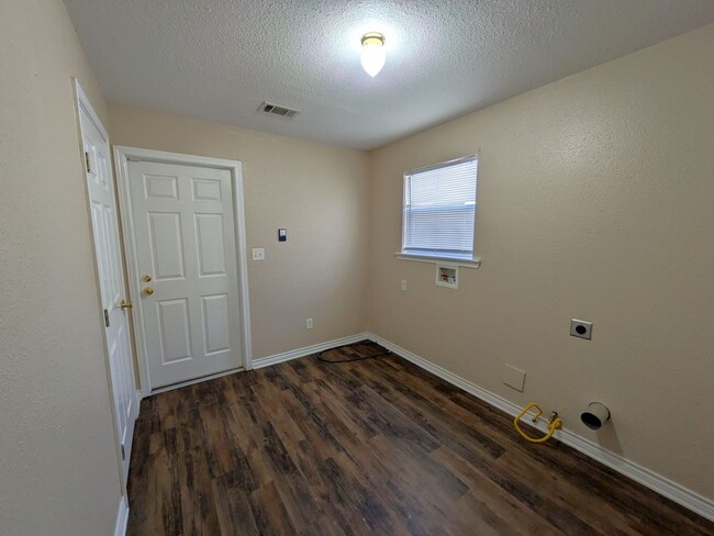 Building Photo - 3820 W Lynwood Dr