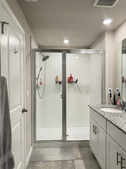 Building Photo - 5649 Mentmore Dr