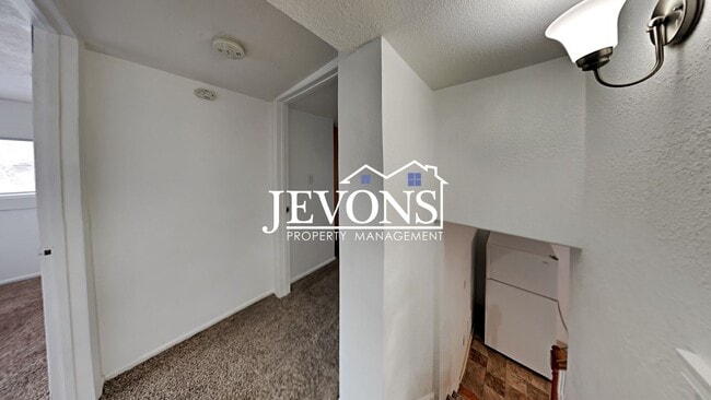 Building Photo - Two-story home in a walkable location, just minutes from Yakima Valley College, featuring long dr...