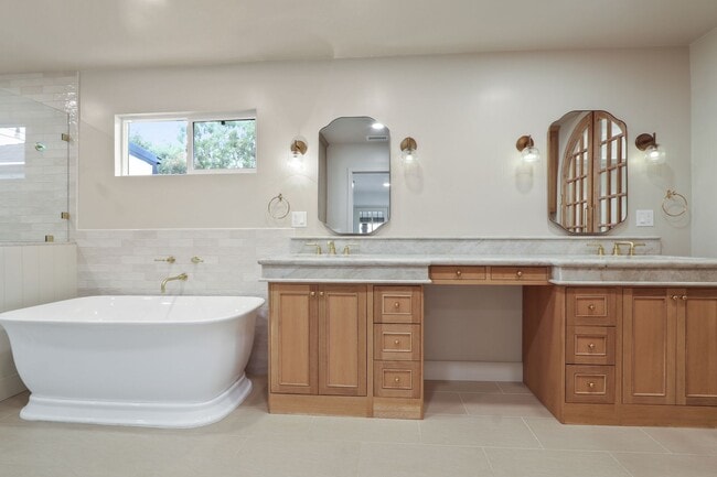 Building Photo - 3 bed 2 bath remodeled home features rustic charm blended with contemporary elegance