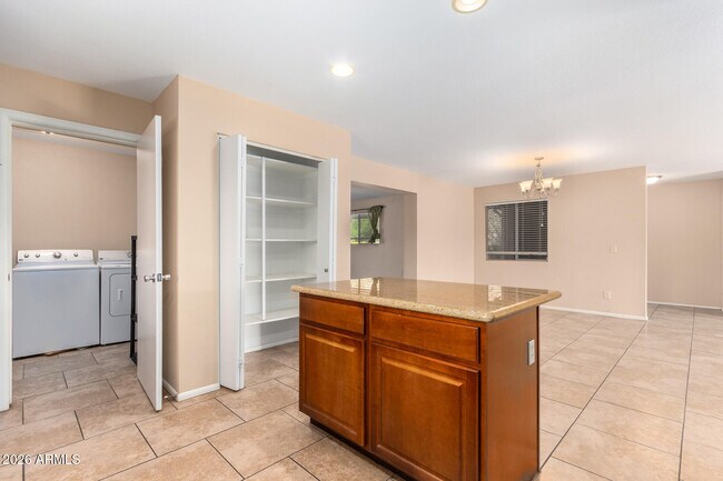 Building Photo - 1890 E Loma Vista Dr