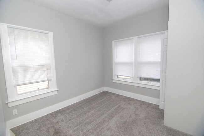 Building Photo - 2 Bedroom & Large Car Garage in Moline for...