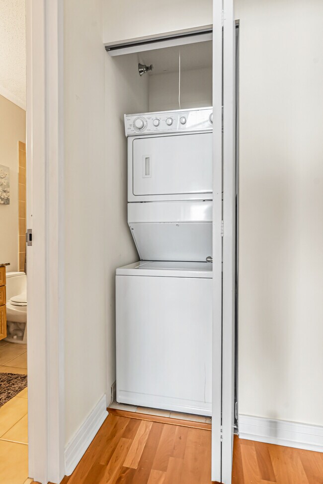 Building Photo - 512 N McClurg Ct