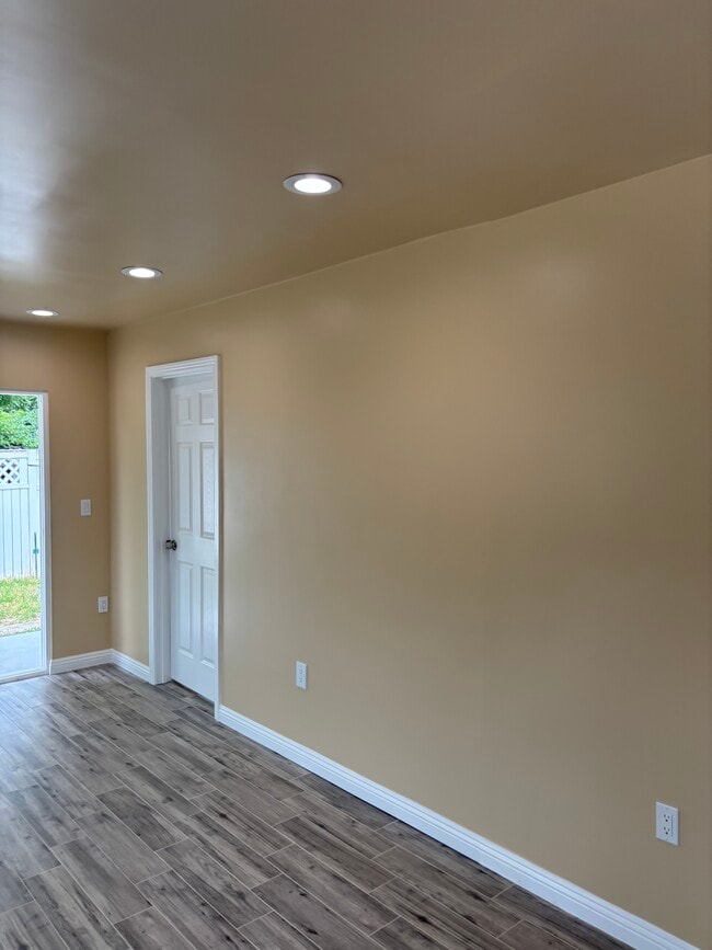 Building Photo - 1332 Maynard Dr