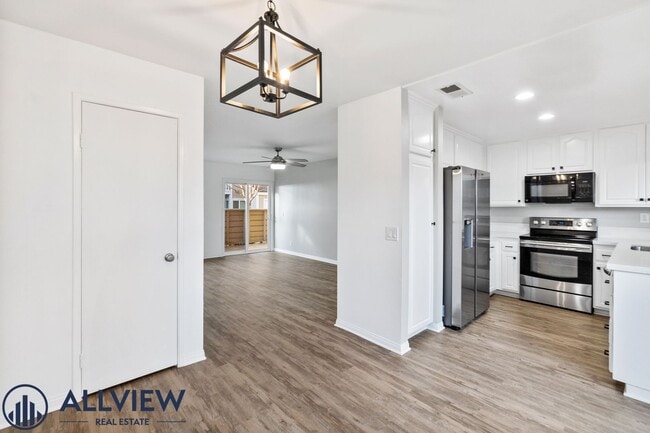 Building Photo - Remodeled 2 Bed, 2 Bath Condo with Ocean V...
