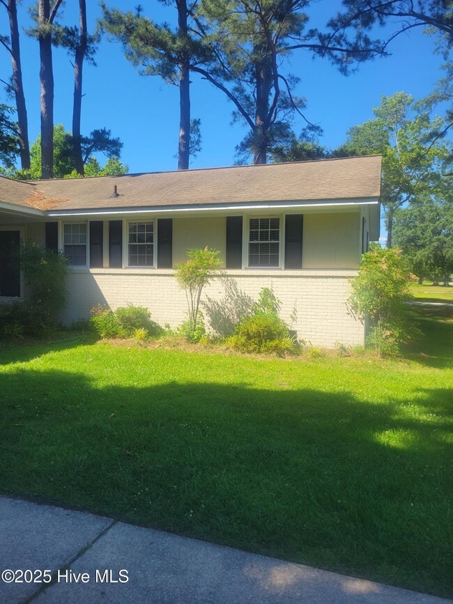 Building Photo - 3102 Northwoods Dr