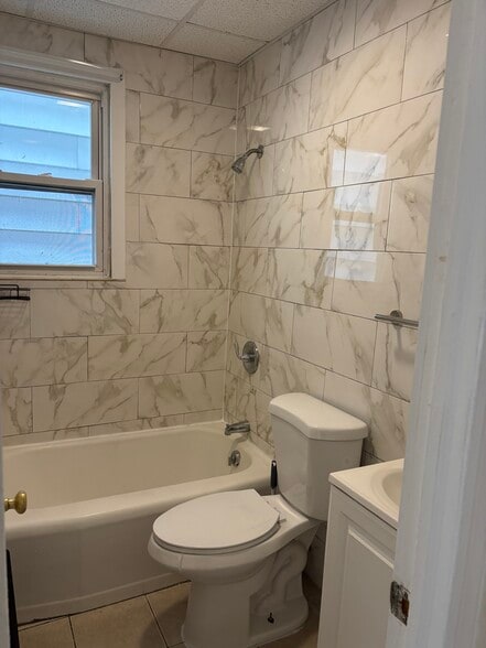 Beautiful modern bathroom - 240 Sommerville Pl