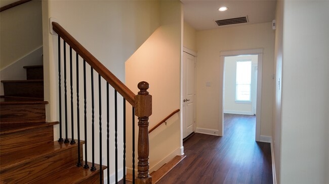 Building Photo - 902 W 20th St