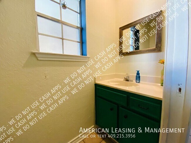 Building Photo - 4820 Edgewood Ln
