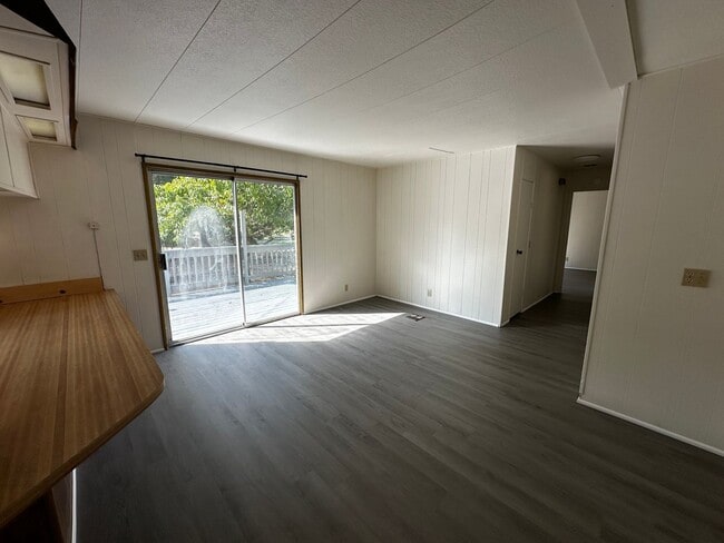 Building Photo - Quiet 3 bedroom in Umpqua