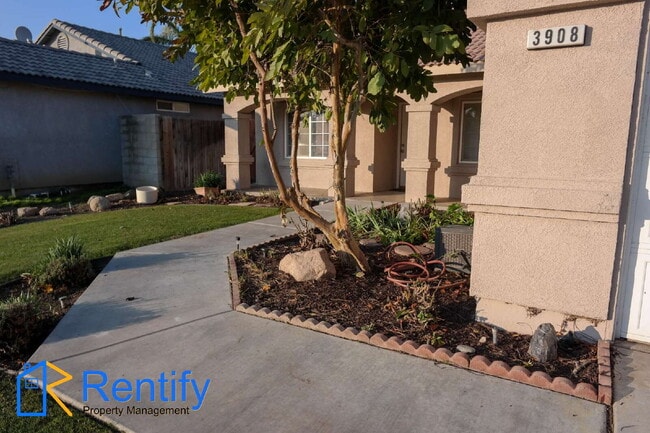 Building Photo - Updated! 4BD/2BA Home in SW Bakersfield