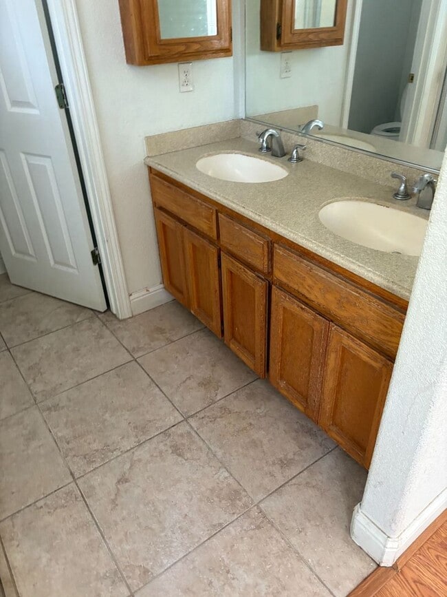 Building Photo - 2 WEEKS FREE RENT November Special