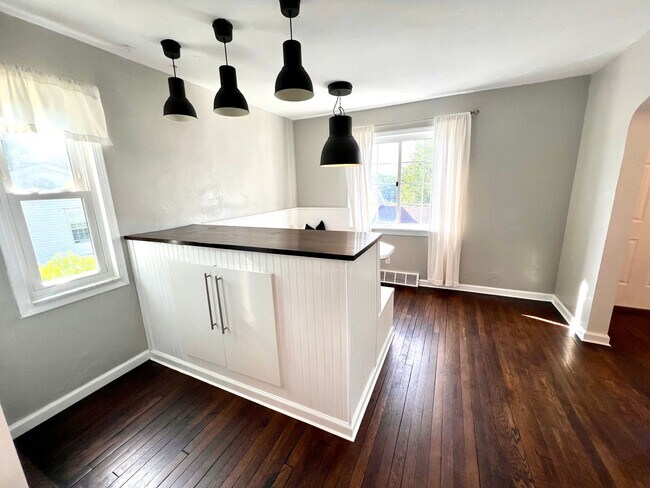Building Photo - Brentwood - Stunning 3 Bedroom 2 Bathroom ...