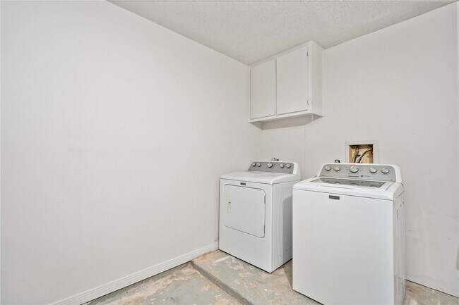 Building Photo - 16054 Hidden Acres Dr