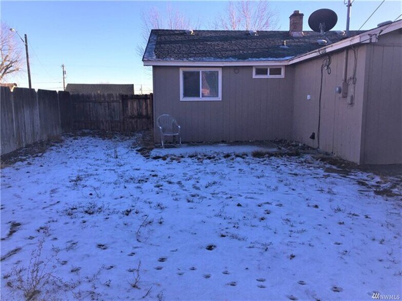 FULLY FENCED BACKYARD - 258 Knolls Vista Dr