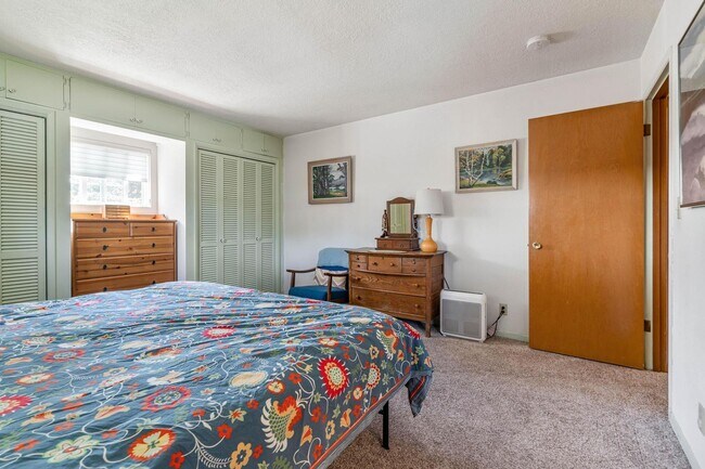 Building Photo - Charming 3-bdrm/2-bath Mid-Century ranch—A...