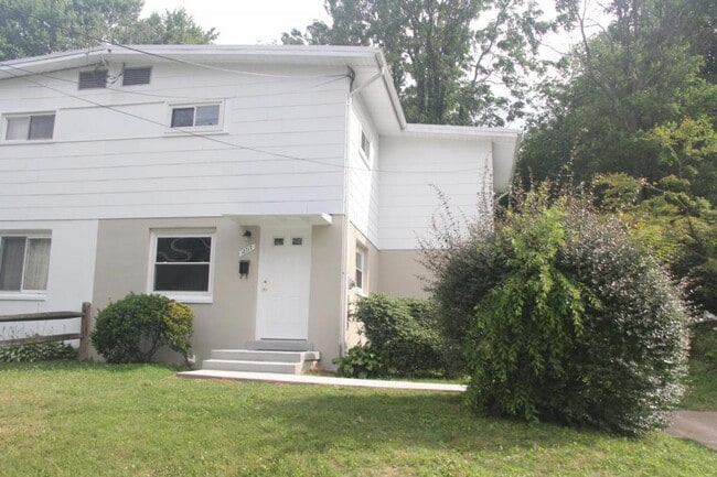 Building Photo - 10717 Maple St