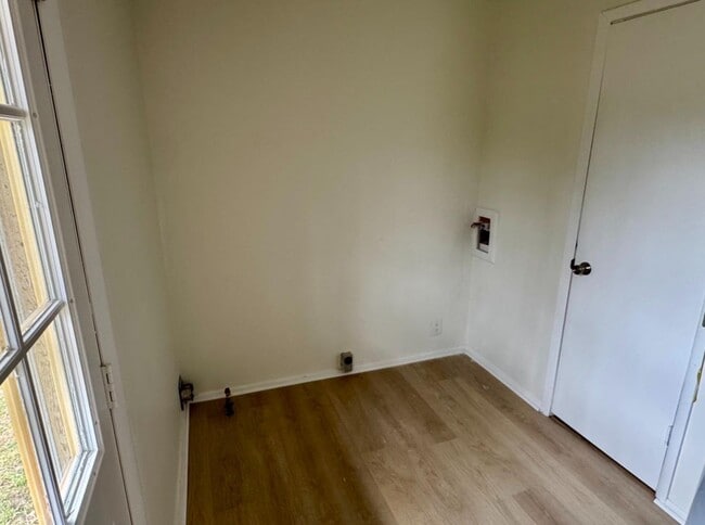 Building Photo - 910 Skyline Dr