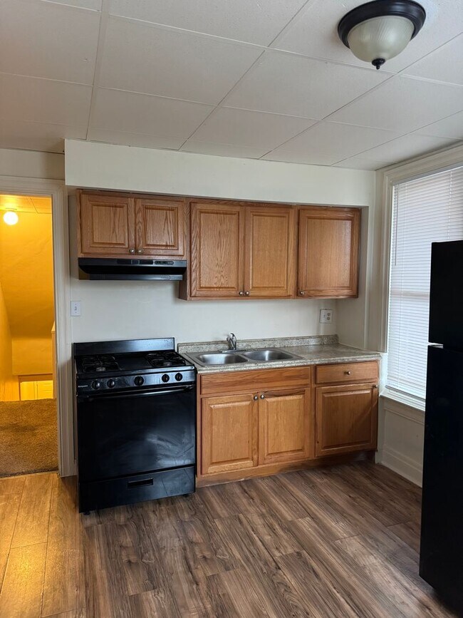 Building Photo - 1559 W King St