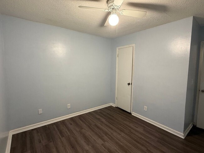 Building Photo - Freshly Painted 2Br 2Ba Duplex