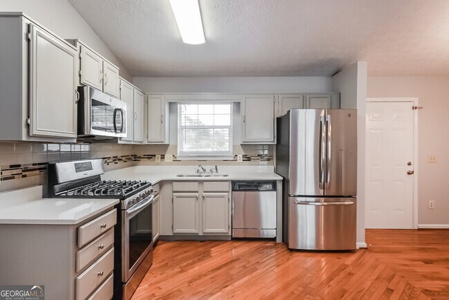Building Photo - 5550 Emerald Glen