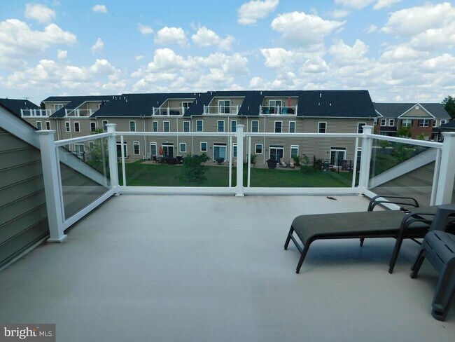 Building Photo - 16740 River View Cir
