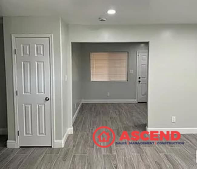 Building Photo - Beautiful 3 Berrom Home Off Manor St.