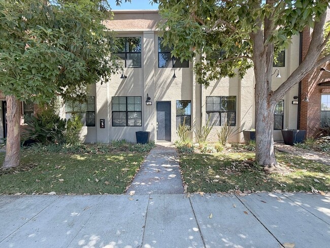 Building Photo - Modern Live/Work Loft In Sought After Depo...