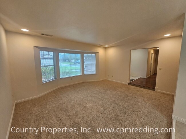 Building Photo - Spacious Home in Saratoga Estates with Lan...
