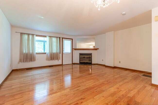 Building Photo - 1 Oak Frst Dr