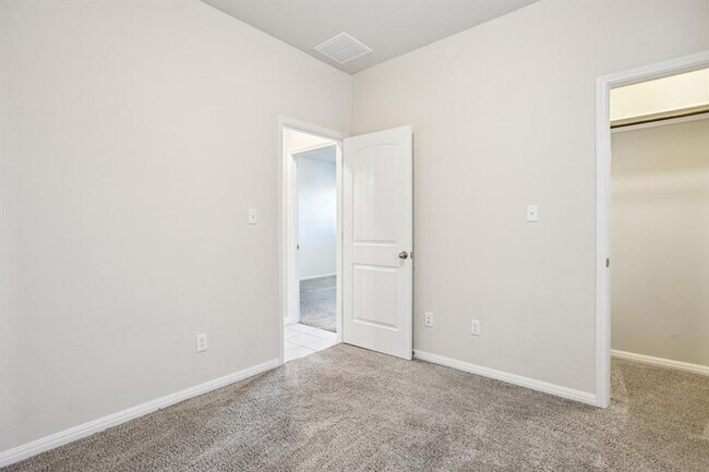 Building Photo - 174 Friendship Oak Dr