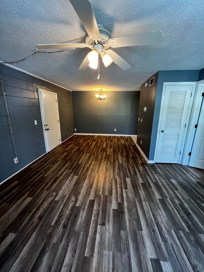 Building Photo - 1/1B 2nd floor unit located in Jacksonvill...