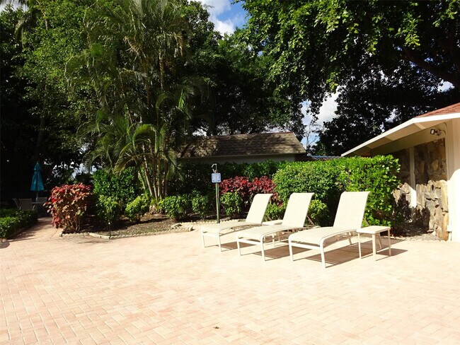 Building Photo - 2801 N Palm Aire Dr