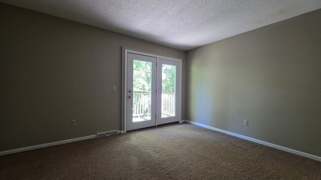 Building Photo - Renovated townhome in Linden Square.