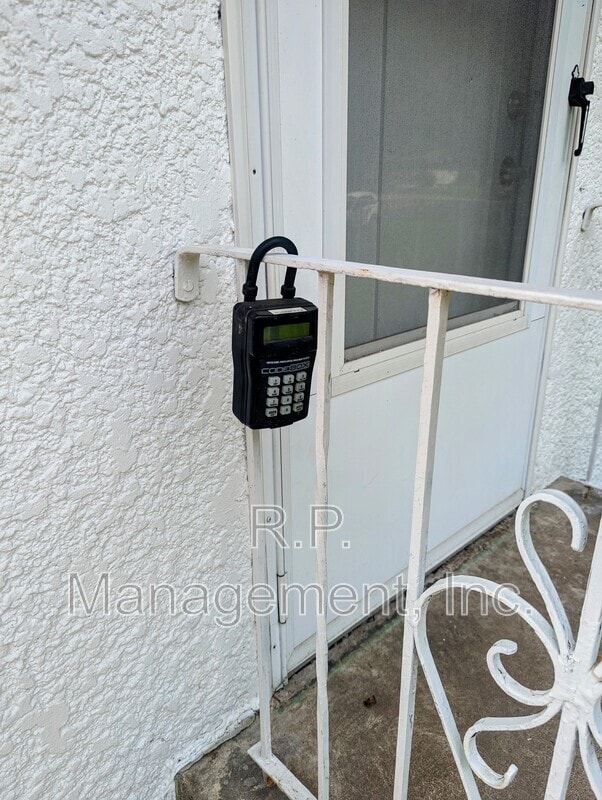 Building Photo - 1194 Laurie Rd W