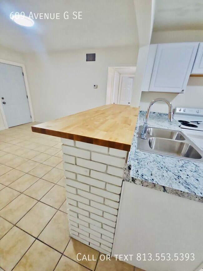 Building Photo - 609 Ave G SE