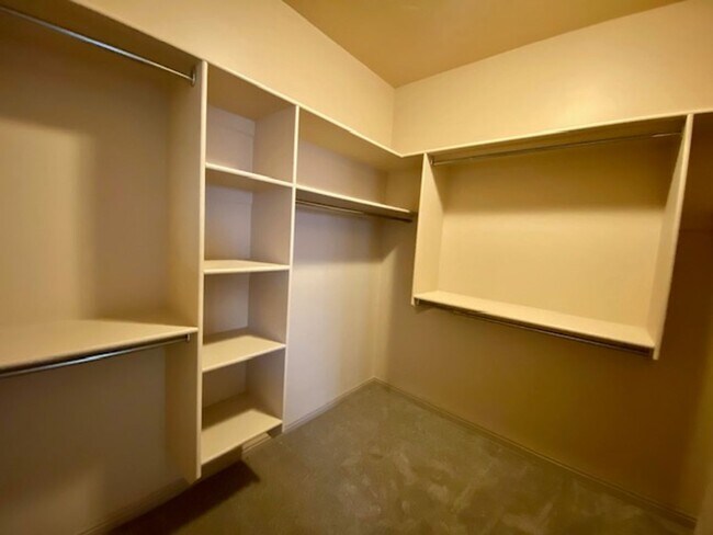 Building Photo - SPACIOUS HURRICANE HOME FOR RENT