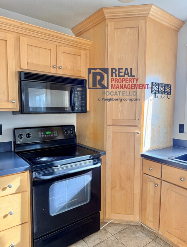 Building Photo - 3 bed 2.5 bath 2 car garage house - pets negotiable