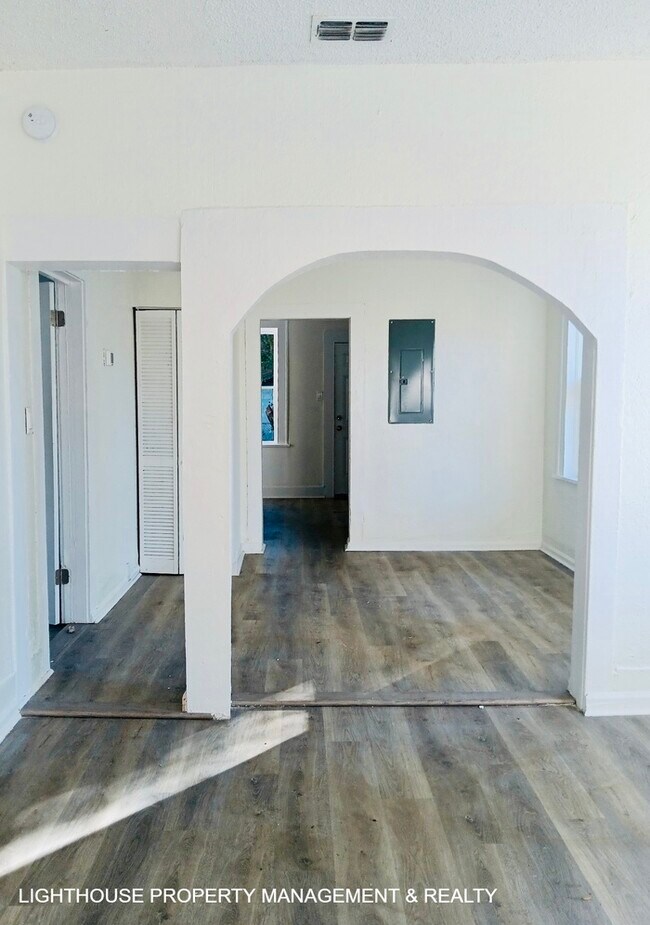 Building Photo - 3 Bed/1 Bath Craftsman Style Home!