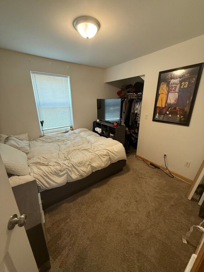 Building Photo - AVAILABLE NOW! 4 bed/2 bath House with Den...