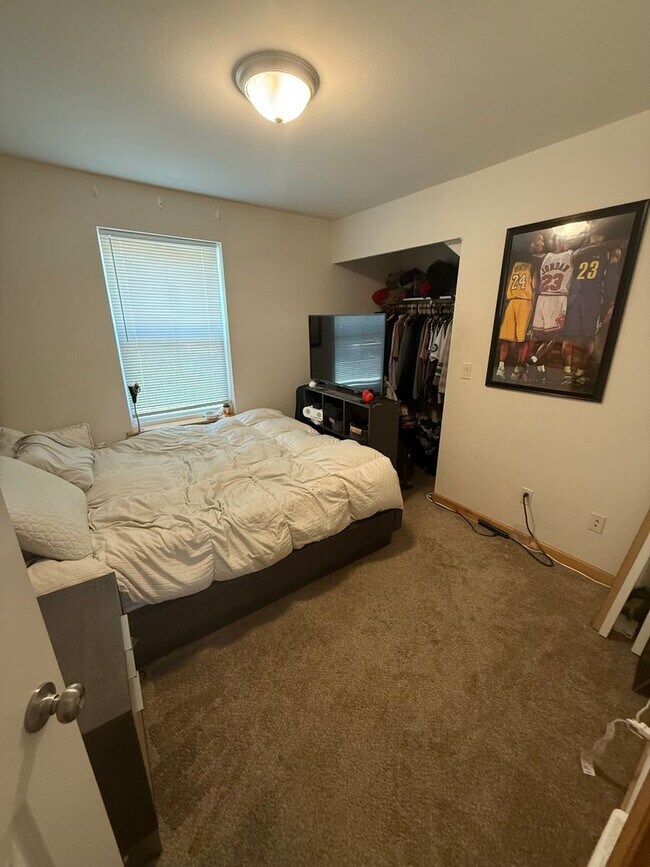 Building Photo - PRELEASING NOW! 6 bed/2 bath House! Walking Distance to WWU!