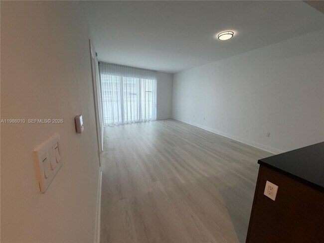 Building Photo - 475 Brickell Ave