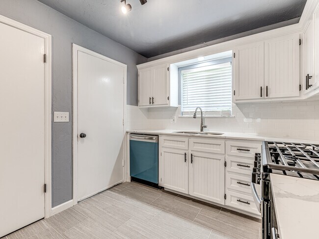 Building Photo - 14008 Gateway Dr