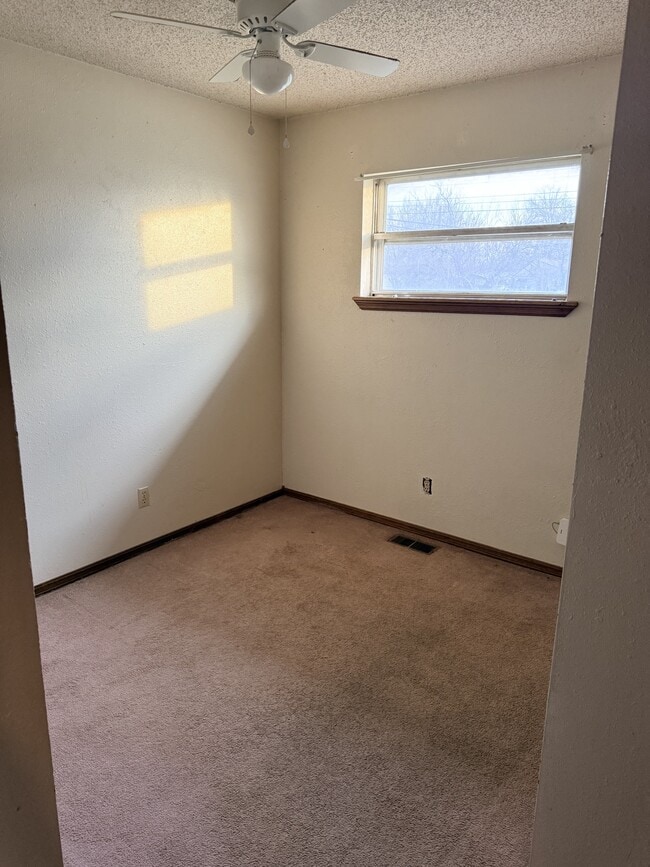 Building Photo - 2417 E Walnut Ave