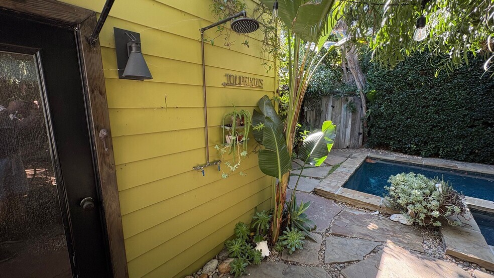 Building Photo - 851 N Ogden Dr