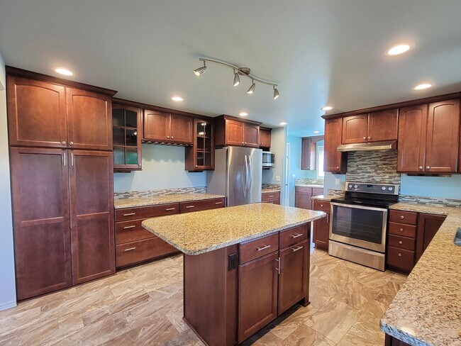 Building Photo - West Pasco Location a Block from the Colum...