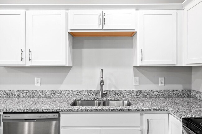 Building Photo - 5 Bedroom Home For Rent in St. Bethlehem Area!