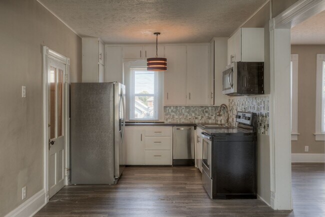 Building Photo - 5 Bedroom 2.5 Bath Midtown Home