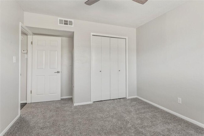 Building Photo - 2810 Dorchester Dr